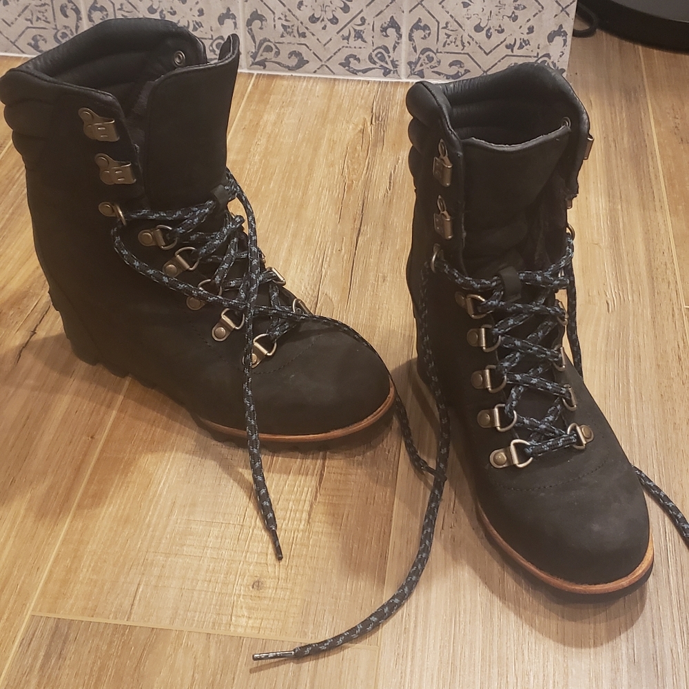 Wedge black sorel boots